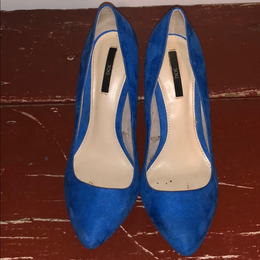 Blue pumps